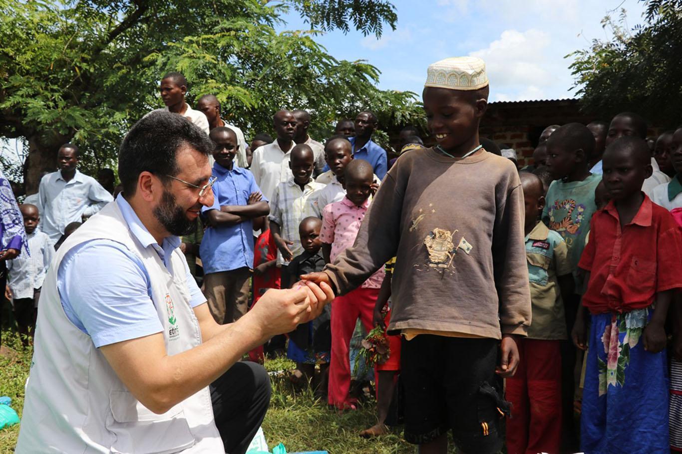 جمعية "يد اليتيم" توزع الحزمات الغذائية على الفقراء في أوغندا